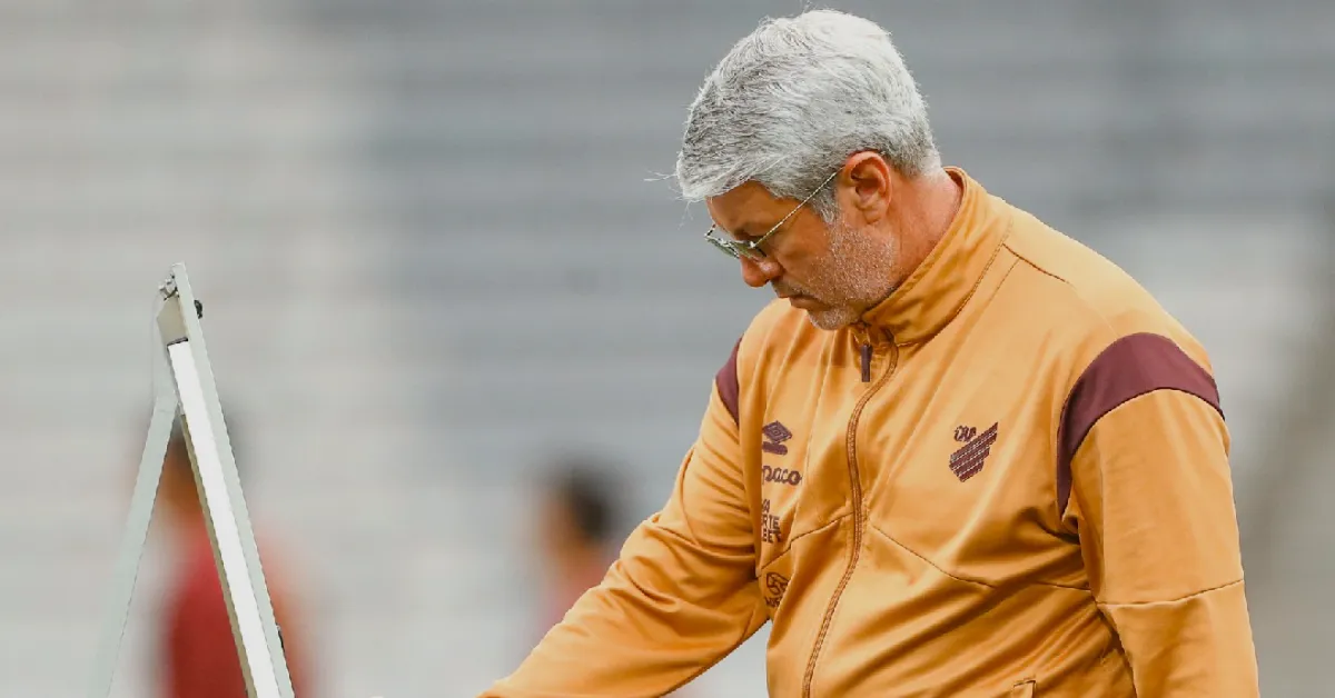 Athletico-PR: Odair Hellmann Revisa Tática para Confronto Decisivo